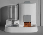 Dispensador automático de agua y comida para mascotas.