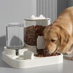 Dispensador automático de agua y comida para mascotas.